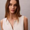 Camiseta sin mangas de algodón liso con cuello acanalado y botones