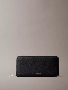 Cartera con cremallera y logotipo en relieve metalizado