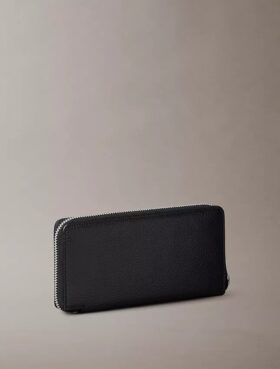 Cartera con cremallera y logotipo en relieve metalizado