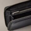 Cartera con cremallera y logotipo en relieve metalizado