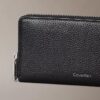 Cartera con cremallera y logotipo en relieve metalizado