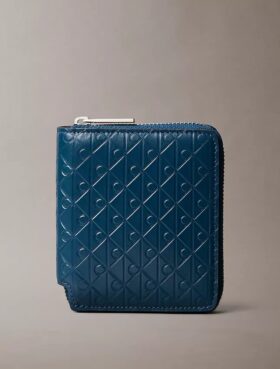Cartera con cremallera y logotipo en relieve por toda la superficie