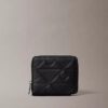 Cartera con cremallera y logotipo en relieve por toda la superficie