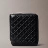 Cartera con cremallera y logotipo en relieve por toda la superficie