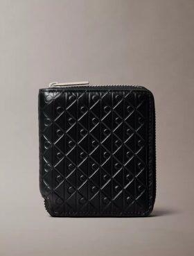 Cartera con cremallera y logotipo en relieve por toda la superficie