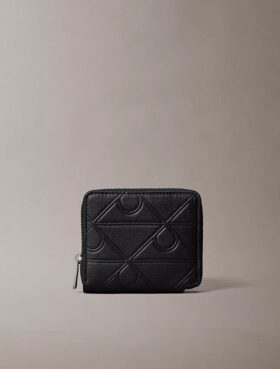 Cartera con cremallera y logotipo en relieve por toda la superficie