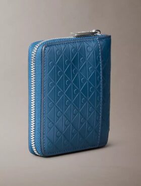 Cartera con cremallera y logotipo en relieve por toda la superficie