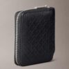 Cartera con cremallera y logotipo en relieve por toda la superficie
