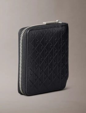 Cartera con cremallera y logotipo en relieve por toda la superficie