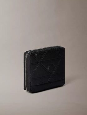 Cartera con cremallera y logotipo en relieve por toda la superficie
