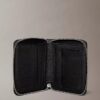 Cartera con cremallera y logotipo en relieve por toda la superficie