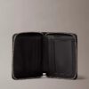 Cartera con cremallera y logotipo en relieve por toda la superficie