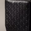 Cartera con cremallera y logotipo en relieve por toda la superficie
