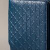 Cartera con cremallera y logotipo en relieve por toda la superficie