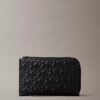 Cartera con cremallera y monogram en relieve por toda la superficie Cartera con cremallera y monogram en relieve por toda la superficie