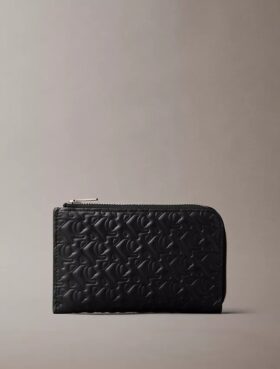 Cartera con cremallera y monogram en relieve por toda la superficie