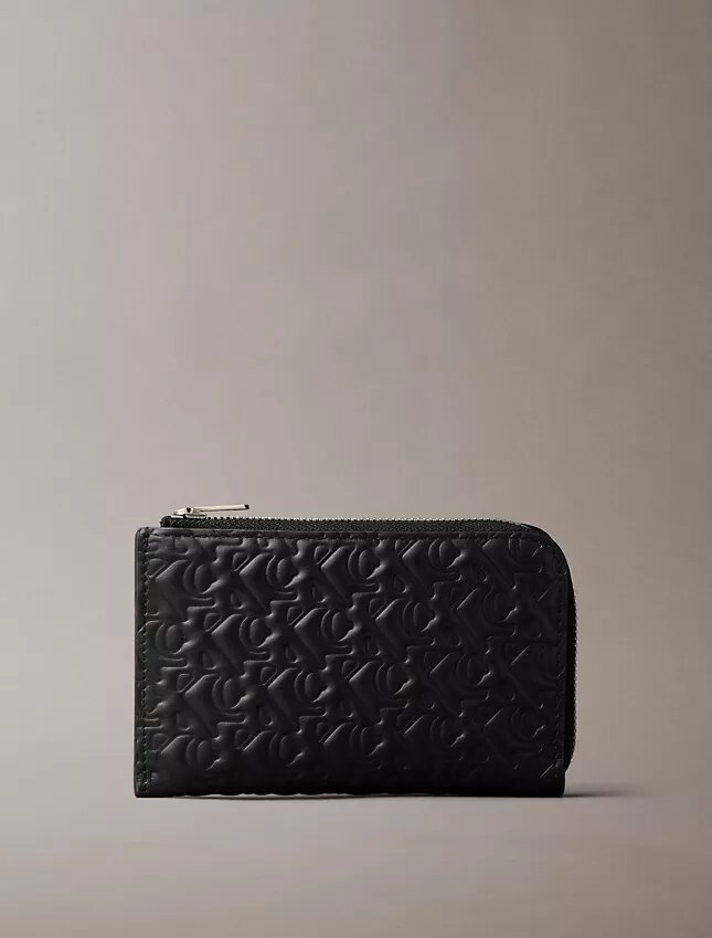 Cartera con cremallera y monogram en relieve por toda la superficie Cartera con cremallera y monogram en relieve por toda la superficie
