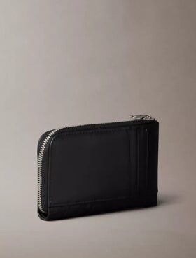 Cartera con cremallera y monogram en relieve por toda la superficie