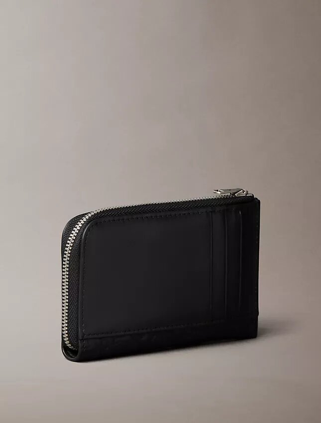 Cartera con cremallera y monogram en relieve por toda la superficie Cartera con cremallera y monogram en relieve por toda la superficie