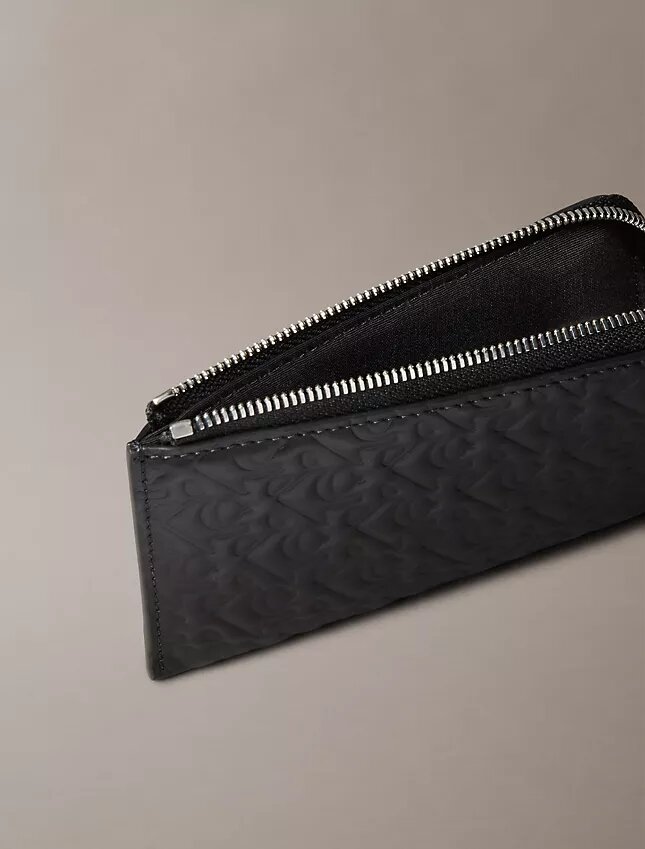 Cartera con cremallera y monogram en relieve por toda la superficie Cartera con cremallera y monogram en relieve por toda la superficie
