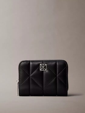 Cartera con solapa y cremallera con logotipo acolchado