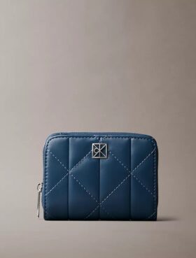 Cartera con solapa y cremallera con logotipo acolchado