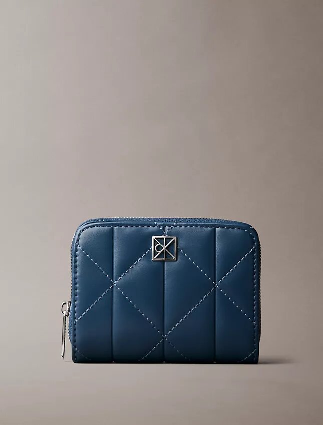 Cartera con solapa y cremallera con logotipo acolchado Cartera con solapa y cremallera con logotipo acolchado