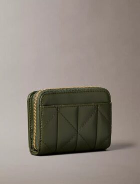 Cartera con solapa y cremallera con logotipo acolchado