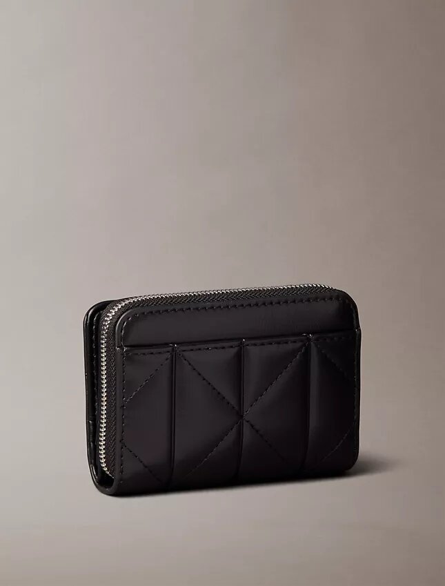 Cartera con solapa y cremallera con logotipo acolchado Cartera con solapa y cremallera con logotipo acolchado