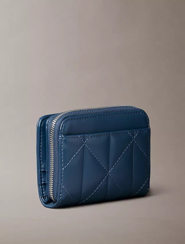 Cartera con solapa y cremallera con logotipo acolchado Cartera con solapa y cremallera con logotipo acolchado