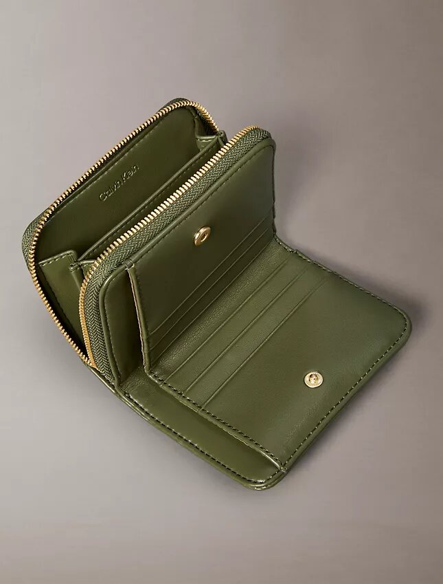 Cartera con solapa y cremallera con logotipo acolchado Cartera con solapa y cremallera con logotipo acolchado