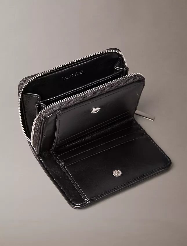 Cartera con solapa y cremallera con logotipo acolchado Cartera con solapa y cremallera con logotipo acolchado