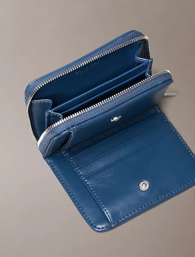 Cartera con solapa y cremallera con logotipo acolchado Cartera con solapa y cremallera con logotipo acolchado