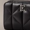 Cartera con solapa y cremallera con logotipo acolchado Cartera con solapa y cremallera con logotipo acolchado