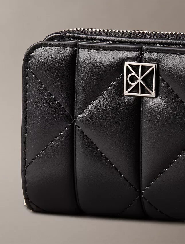Cartera con solapa y cremallera con logotipo acolchado Cartera con solapa y cremallera con logotipo acolchado