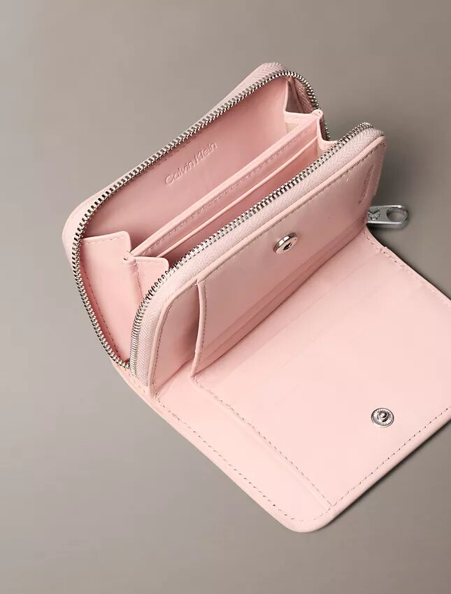 Cartera con solapa y cremallera Minimal Monogram Cartera con solapa y cremallera Minimal Monogram