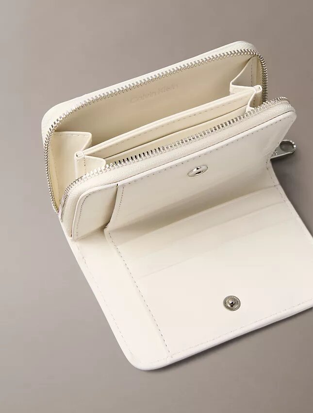 Cartera con solapa y cremallera Minimal Monogram Cartera con solapa y cremallera Minimal Monogram