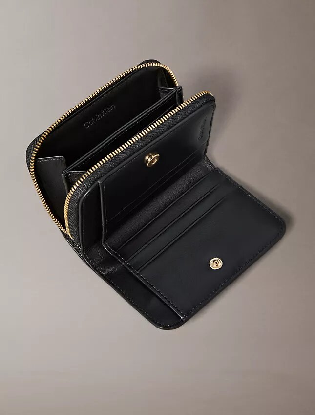 Cartera con solapa y cremallera Minimal Monogram Cartera con solapa y cremallera Minimal Monogram