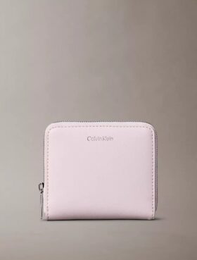 Cartera cuadrada con cremallera y logotipo metalizado