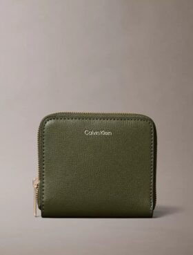 Cartera cuadrada con cremallera y logotipo metalizado