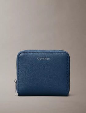 Cartera cuadrada con cremallera y logotipo metalizado