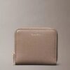 Cartera cuadrada con cremallera y logotipo metalizado