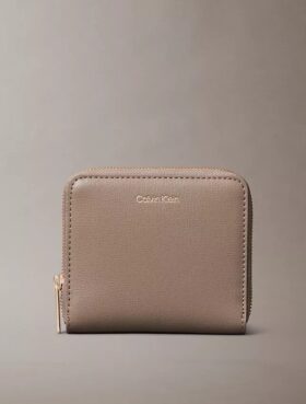Cartera cuadrada con cremallera y logotipo metalizado