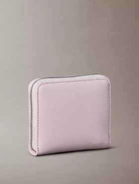 Cartera cuadrada con cremallera y logotipo metalizado