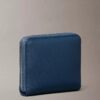 Cartera cuadrada con cremallera y logotipo metalizado