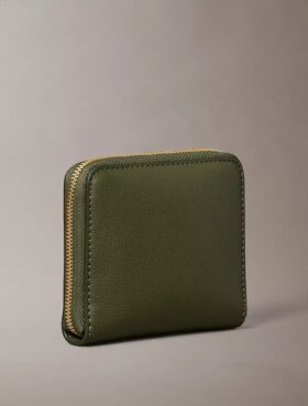 Cartera cuadrada con cremallera y logotipo metalizado