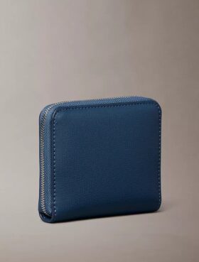 Cartera cuadrada con cremallera y logotipo metalizado