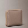 Cartera cuadrada con cremallera y logotipo metalizado