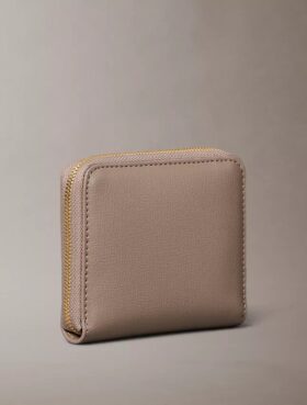 Cartera cuadrada con cremallera y logotipo metalizado