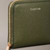 Cartera cuadrada con cremallera y logotipo metalizado